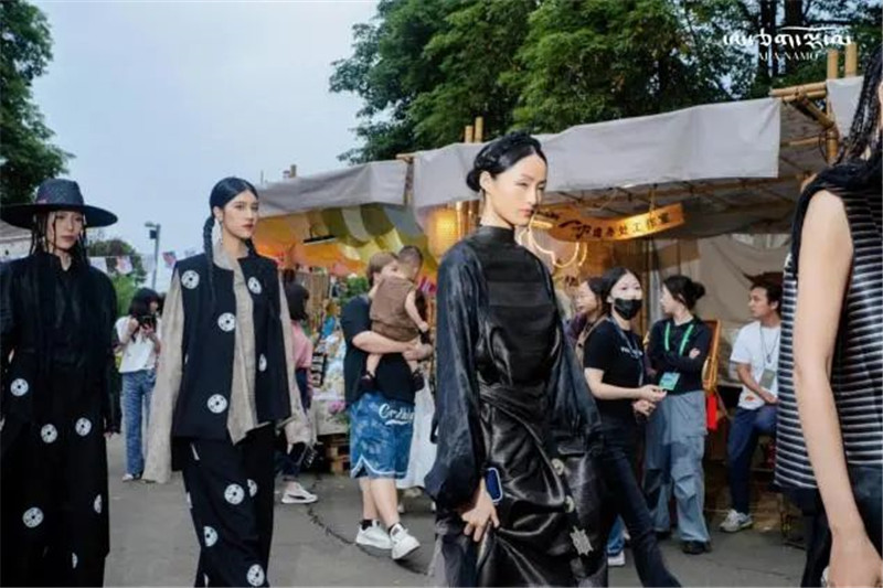非遺破圈丨八宿氆氌時(shí)尚秀閃耀國際非遺節(jié)